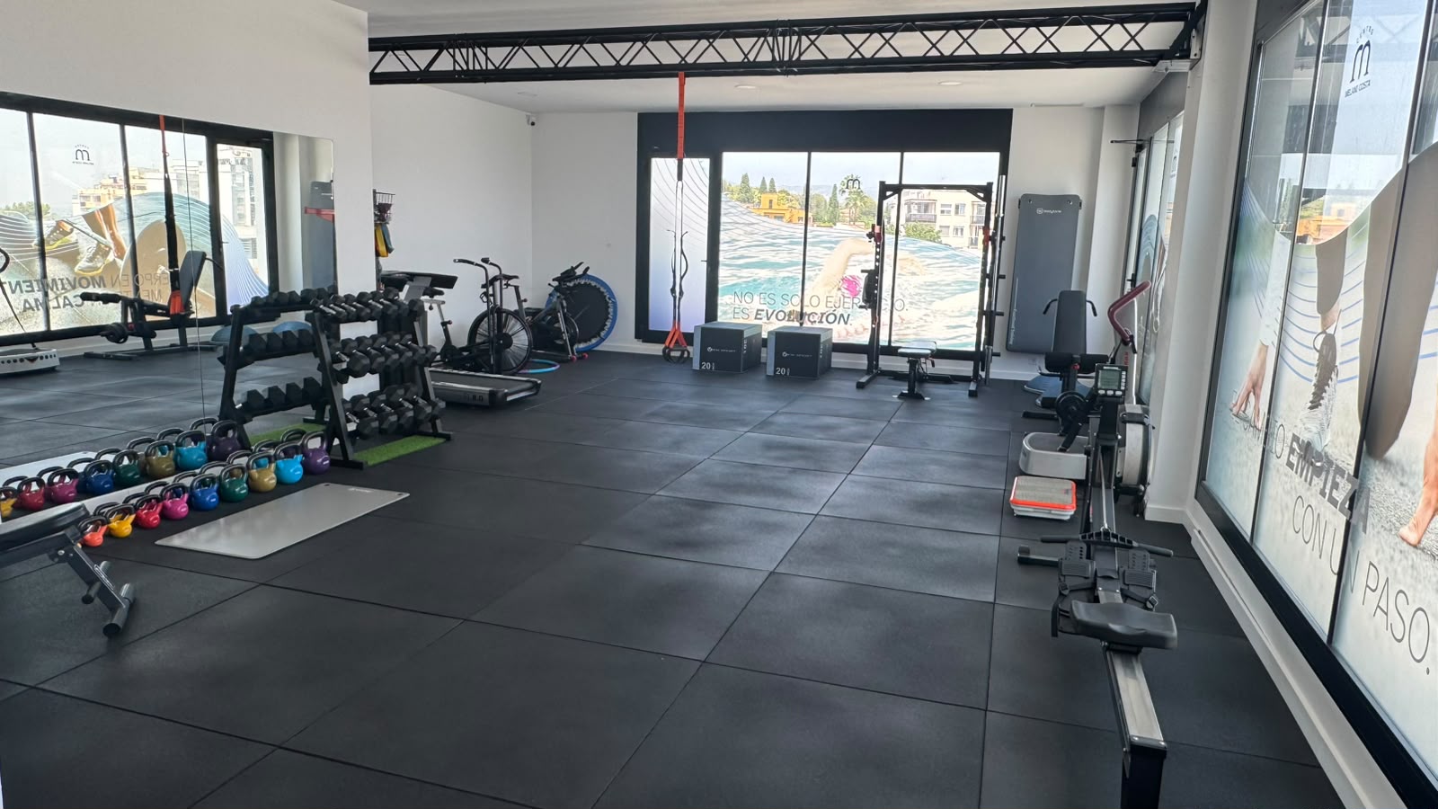 Box de entrenamiento del centro con pesos libres, remo y máquinas