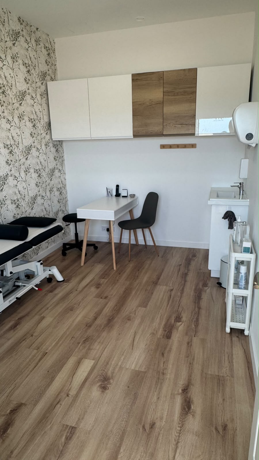 Consulta de fisioterapia 1, con camilla de tratamiento