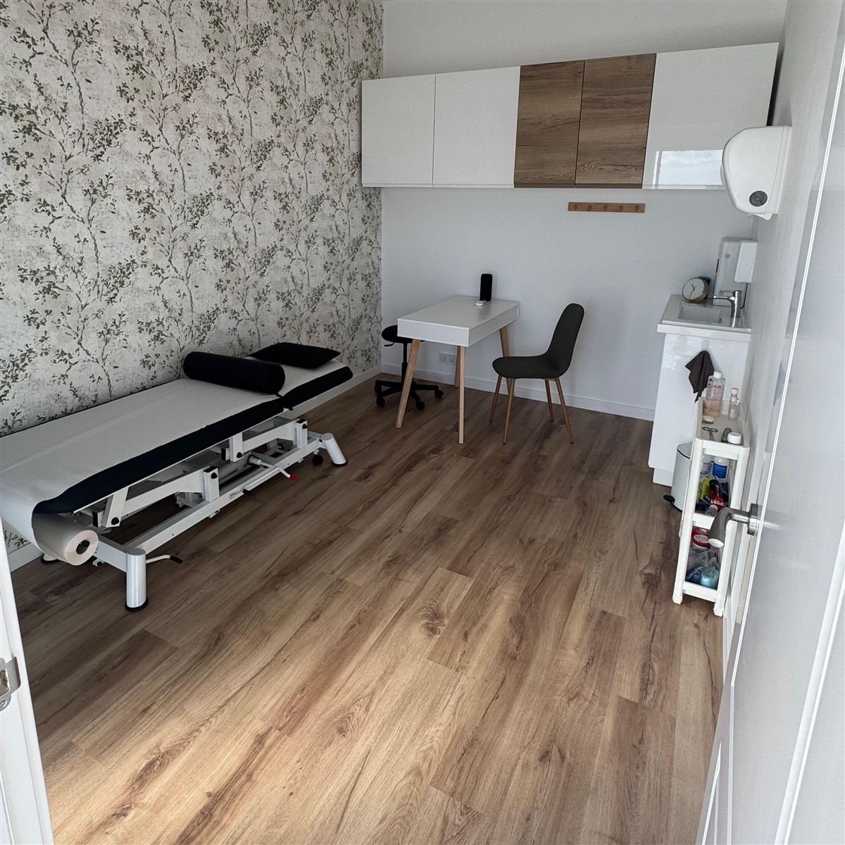 Consulta de fisioterapia del Centro Melani Costa con camilla de tratamiento