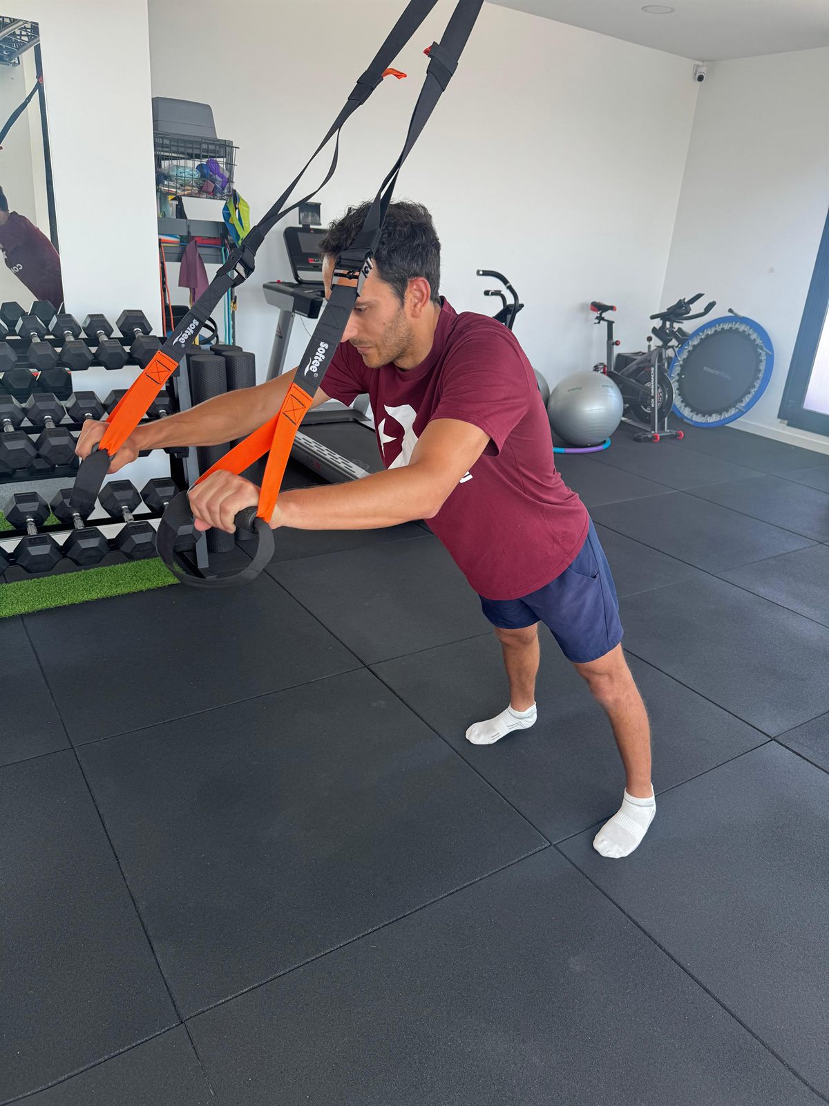 Entrenamiento personal con TRX en el gimnasio del centro
